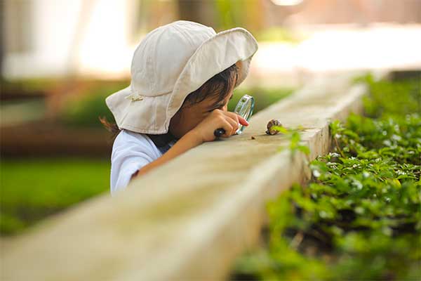 enfant et loupe