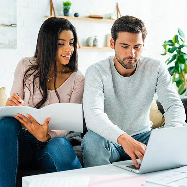 homme et femme montant un dossier