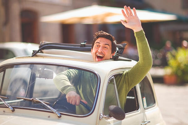 homme dans sa voiture