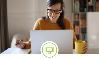 femme-devant-un-ordinateur