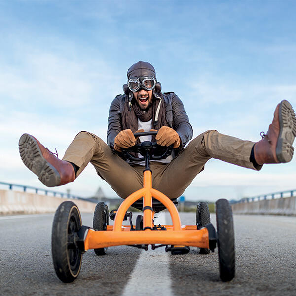 homme sur une voiture à roulettes