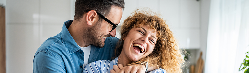 couple-amoureux-qui-se-font-un-calin